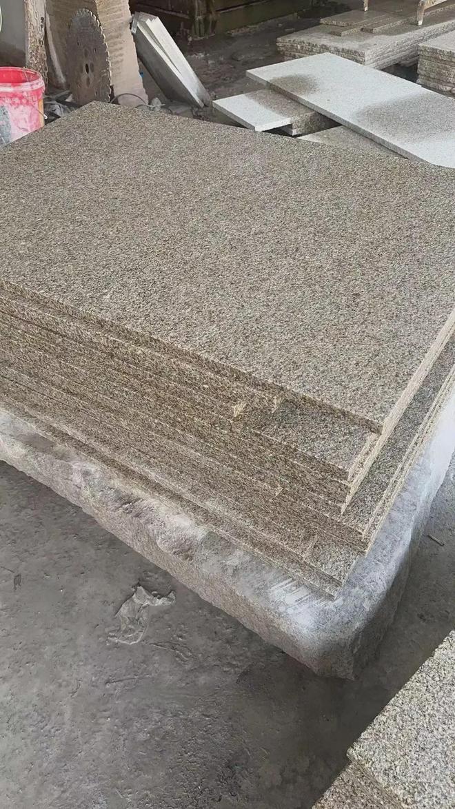 芝麻灰花崗巖與黃銹石的專業加工 荔枝面、火燒面及光面工藝詳解